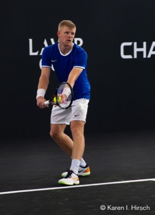 Kyle Edmund about to serve