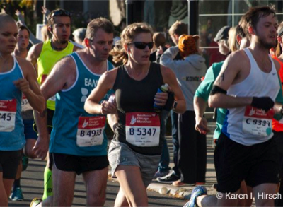 Chicago marathon featuring woman runner in pack of men